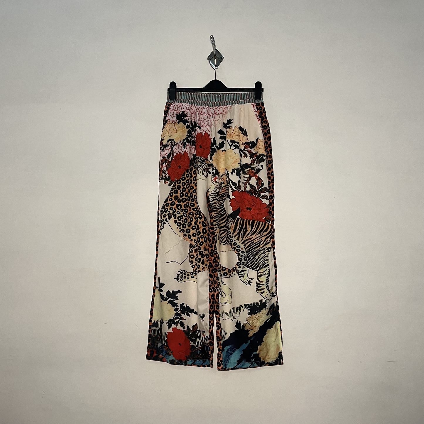 White Women's Floral Night Suit – Comfortable Preloved #3069