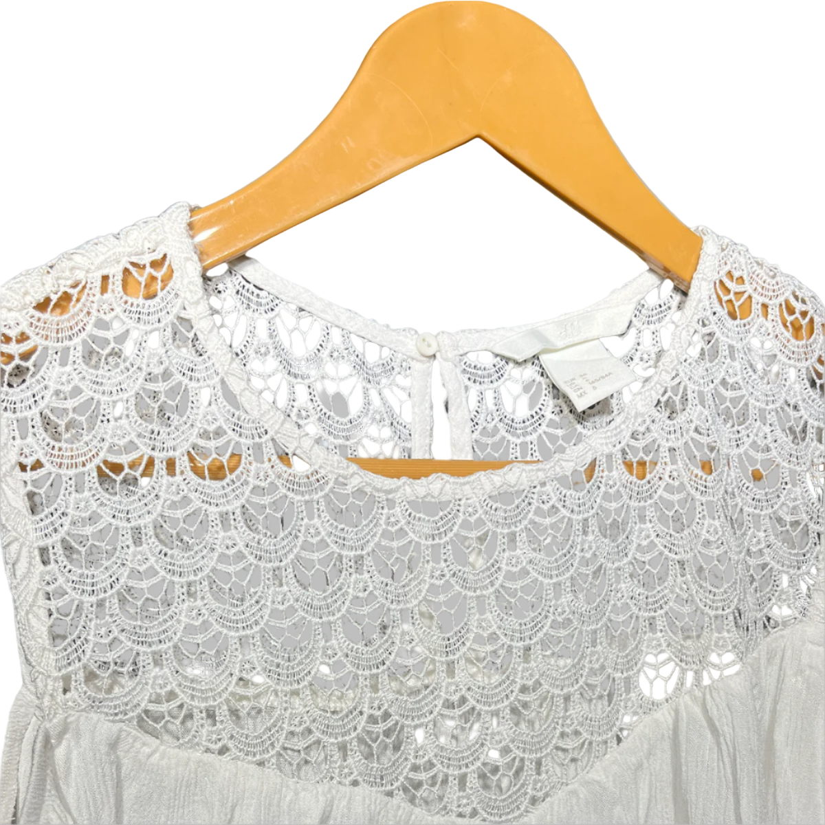 H&M White Sleeveless Boho Chic Blouse with Lace Detail #196