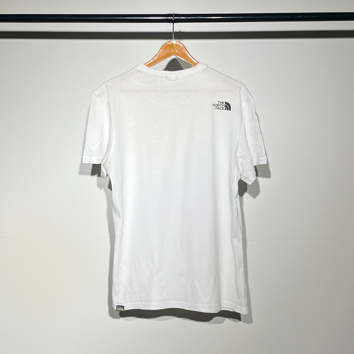 The North Face Men's Essential Logo T-Shirt – Classic & Versatile #079